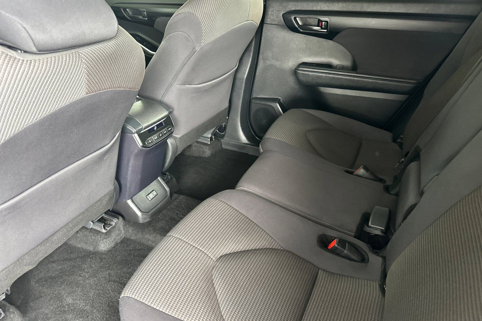 Used 2025 Toyota Highlander LE image 14