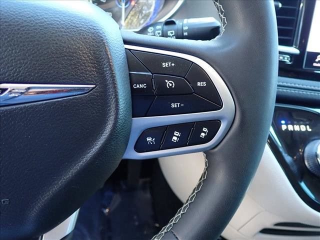 Used 2023 Chrysler Pacifica Touring-L AWD/4WD image 17