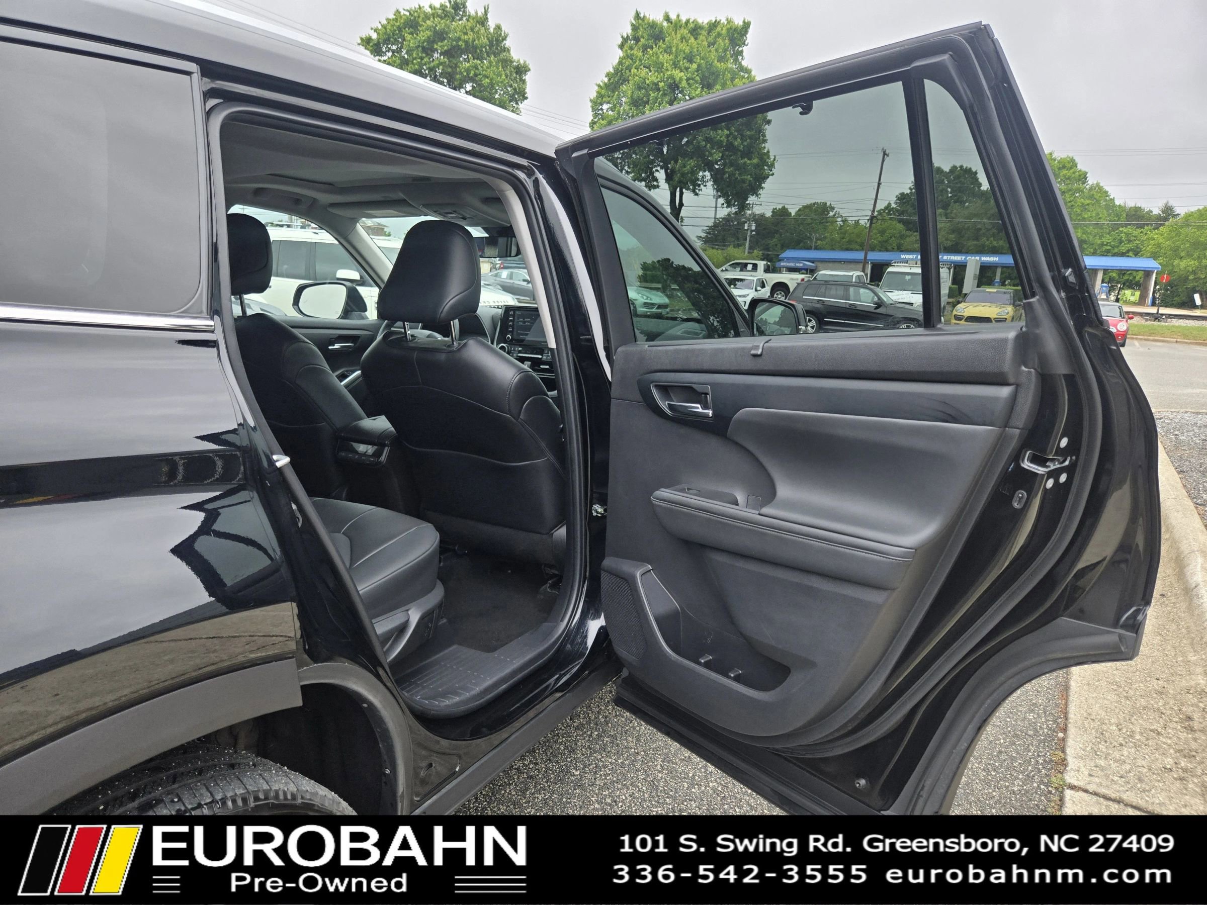 Used 2022 Toyota Highlander XLE AWD/4WD image 19