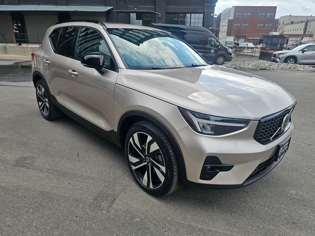 Certified 2023 Volvo XC40 B5 Plus w/ Climate Package image 5