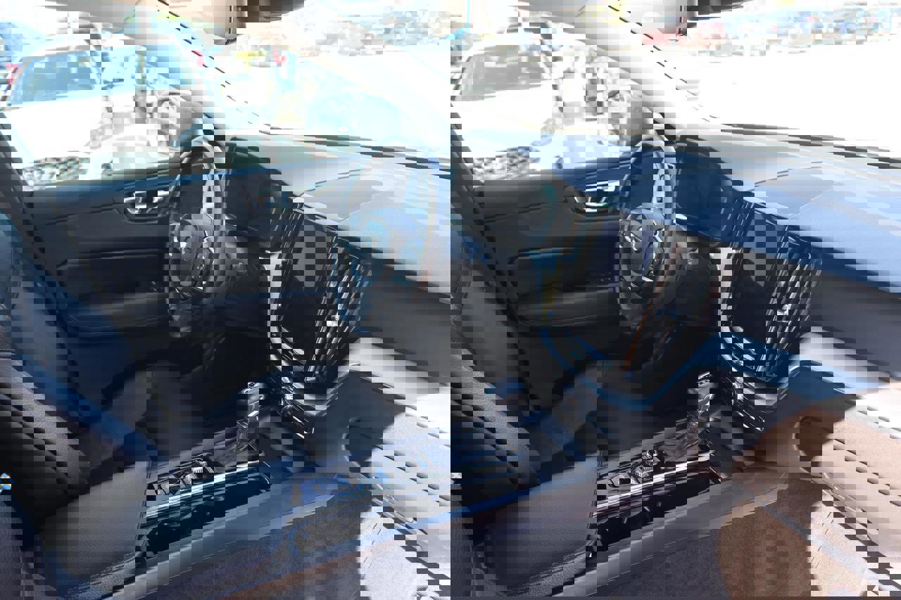 Used 2018 Volvo XC60 T5 Momentum w/ Convenience Package image 13