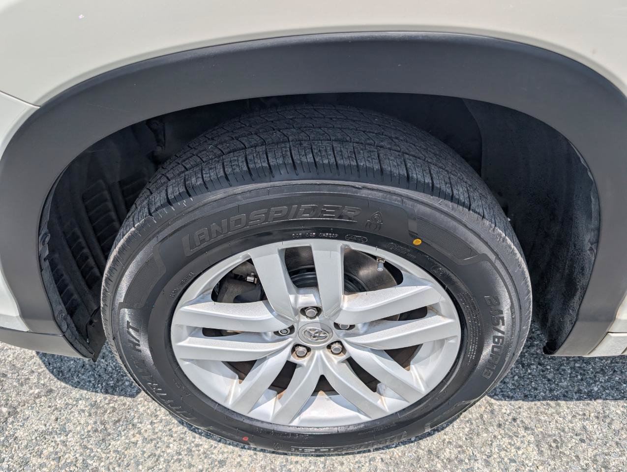 Used 2014 Toyota Highlander LE FWD image 12
