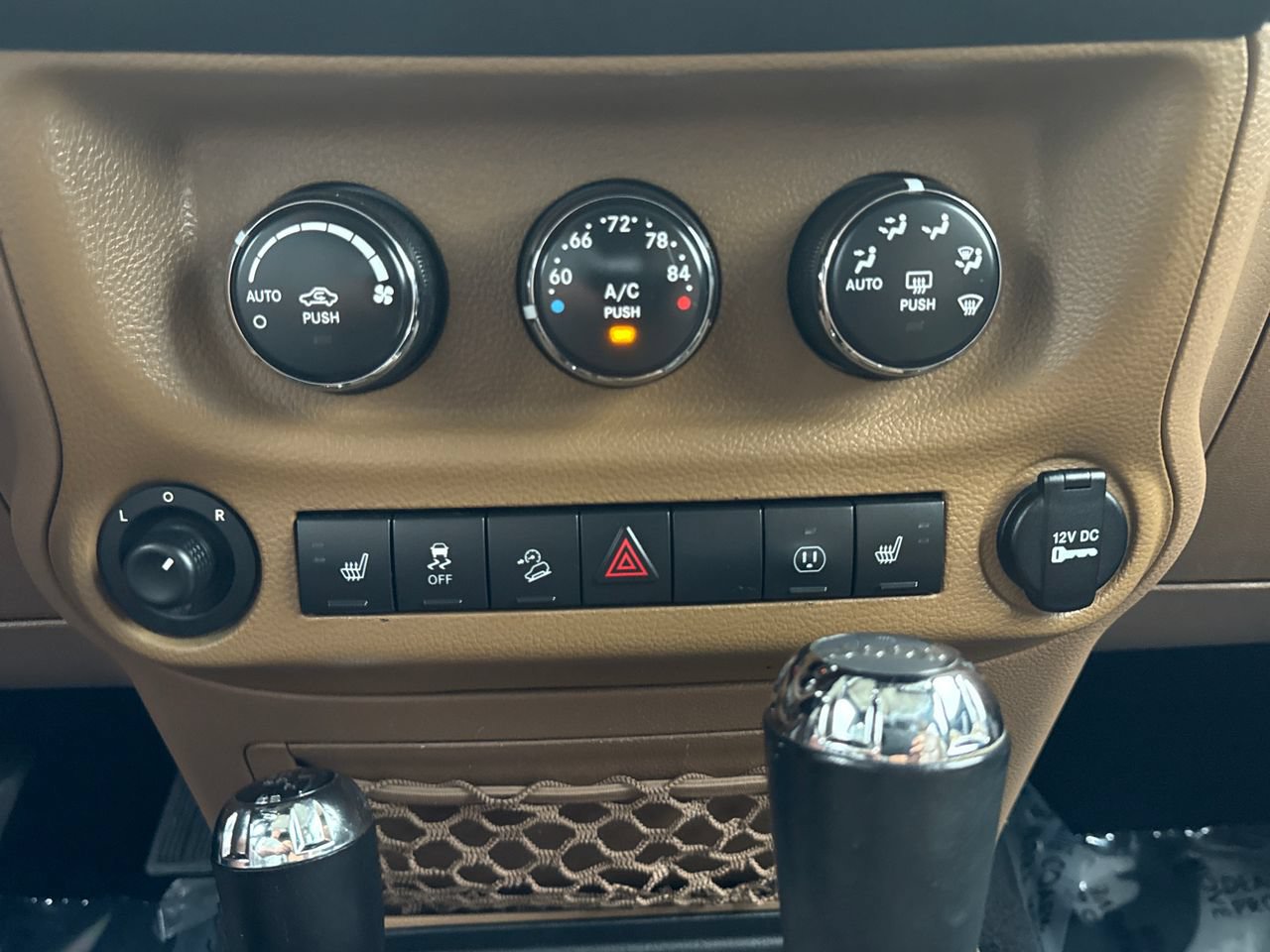 Used 2014 Jeep Wrangler Unlimited Rubicon w/ Connectivity Group AWD/4WD image 19
