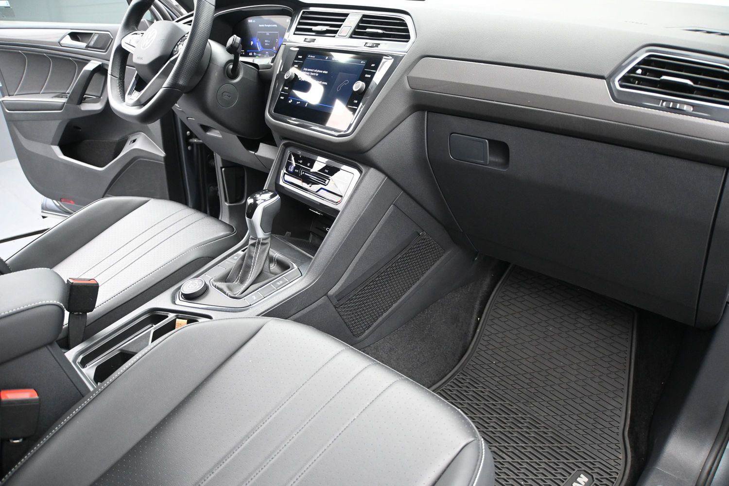 Certified 2024 Volkswagen Tiguan SE R-Line AWD/4WD image 17