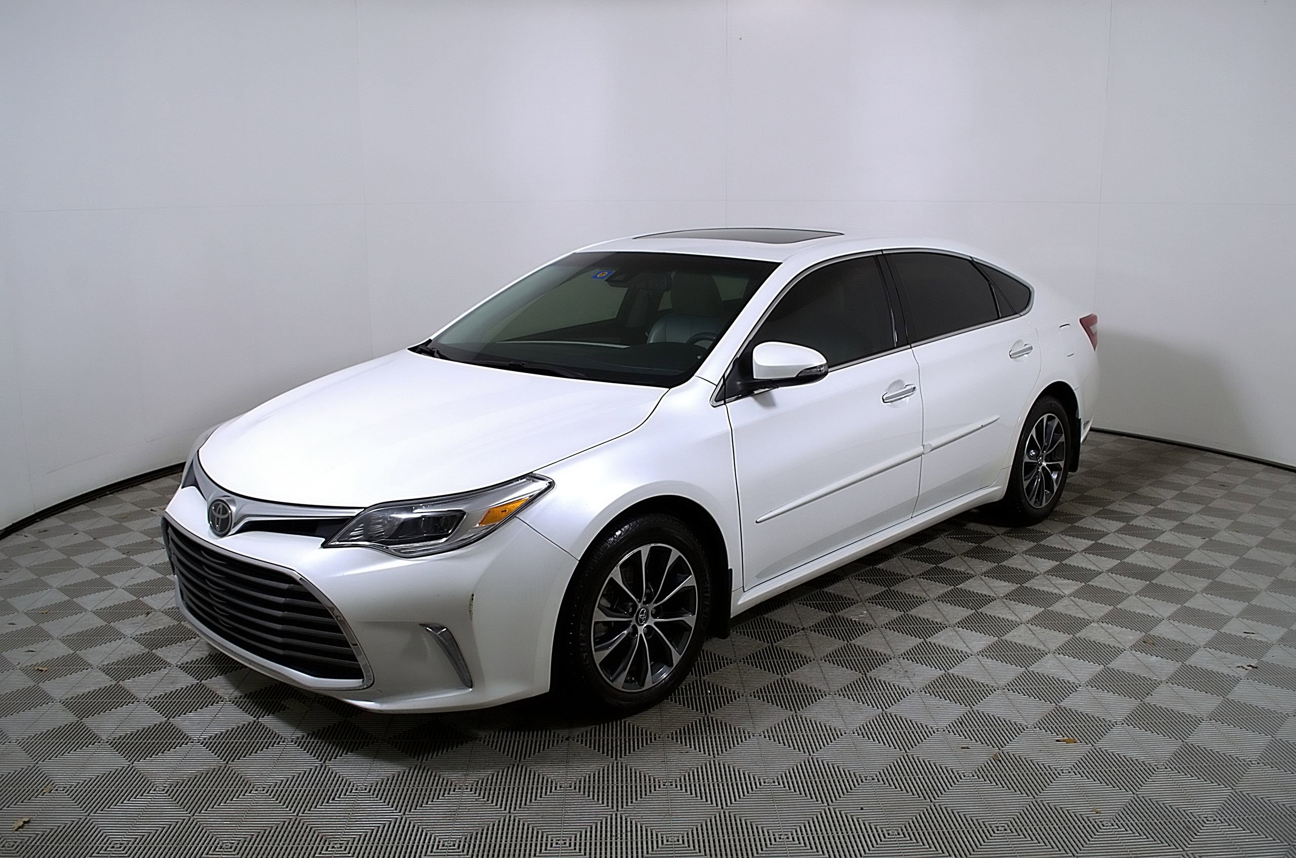 Used 2017 Toyota Avalon XLE Premium FWD image 3