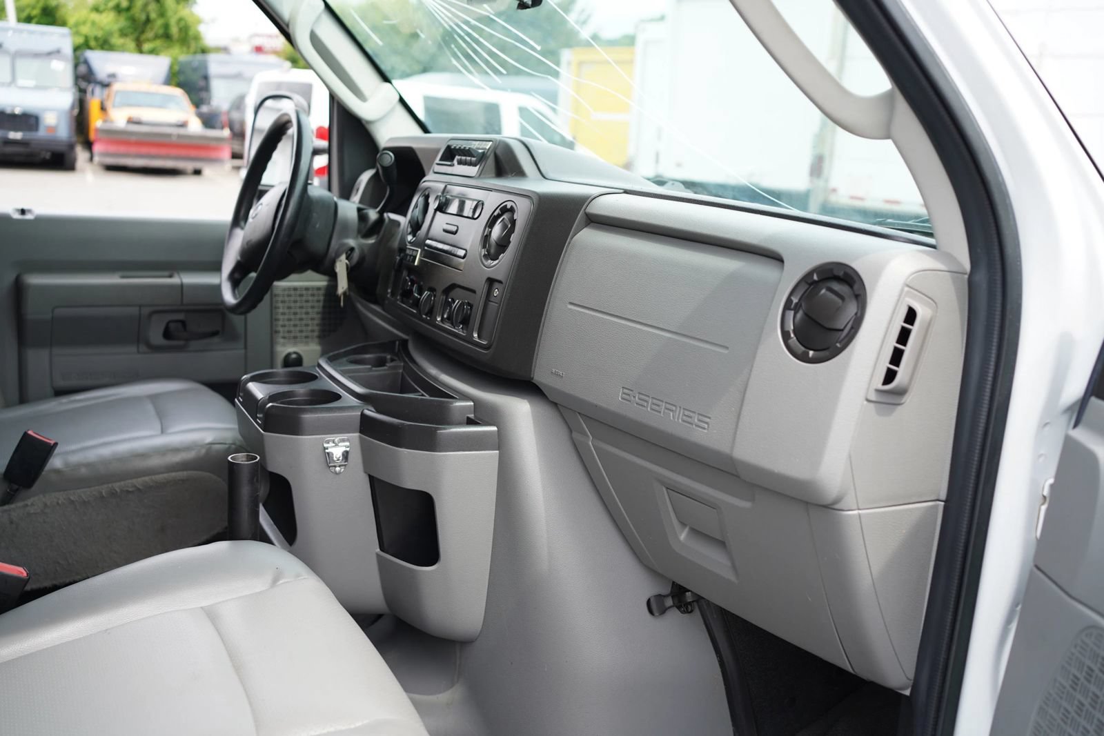 Used 2018 Ford E-450 and Econoline 450 Super Duty RWD image 2