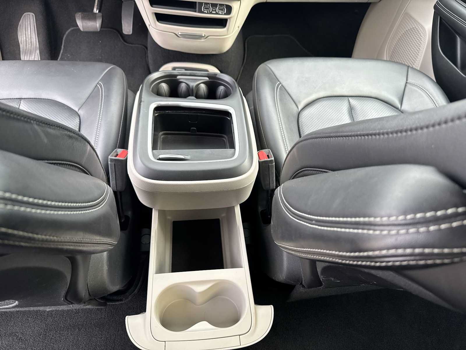 Used 2024 Chrysler Pacifica Touring-L FWD image 19