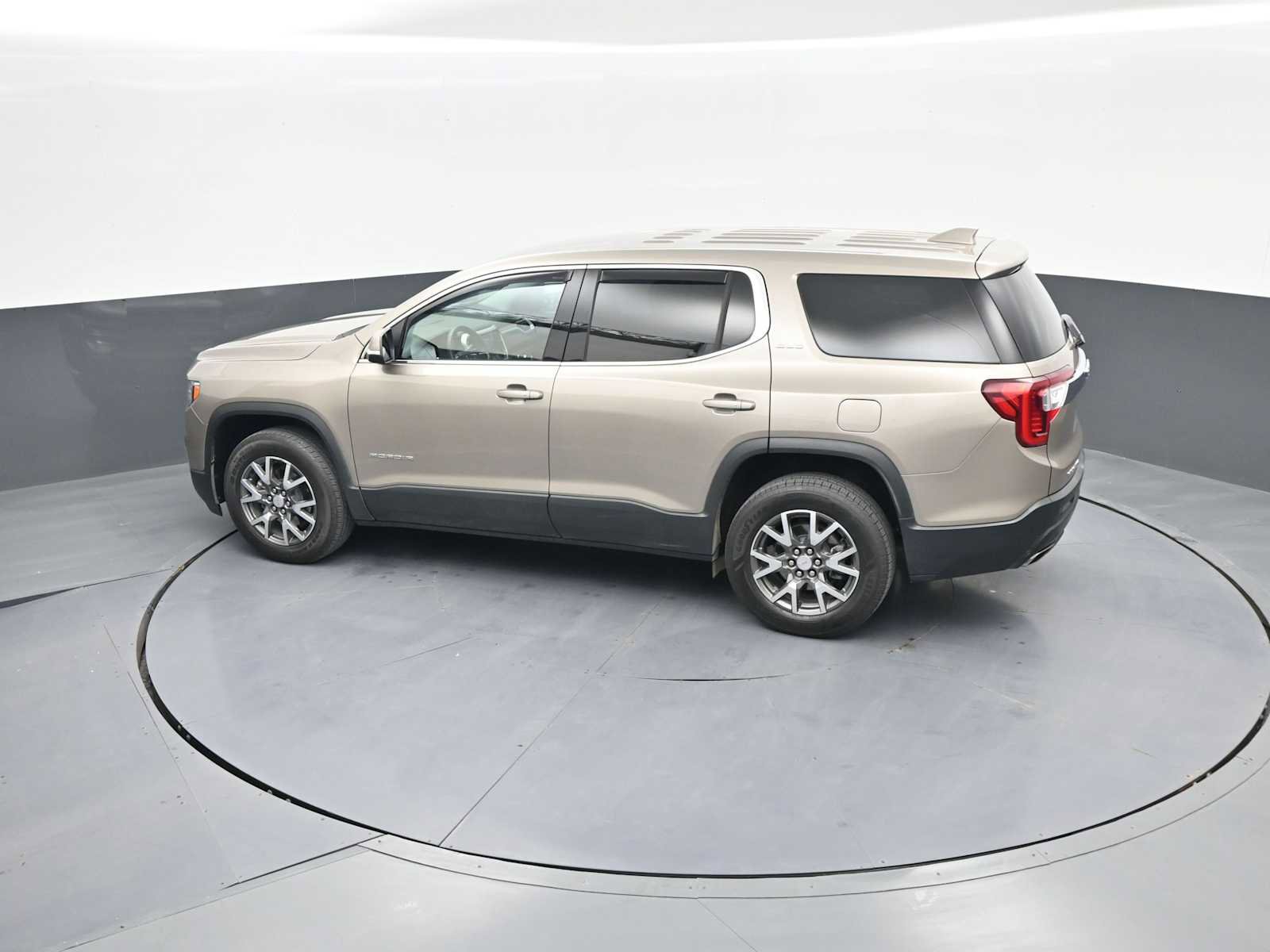 Used 2023 GMC Acadia SLE image 30