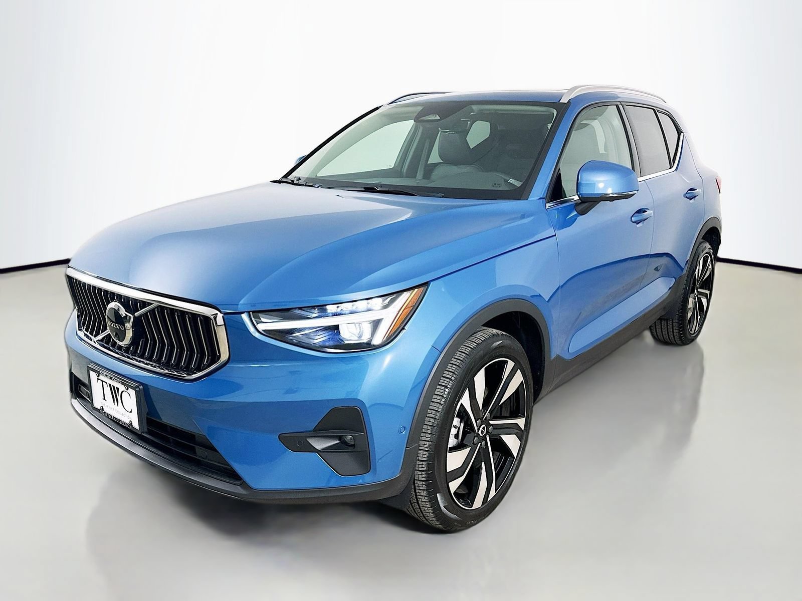 Used 2025 Volvo XC40 B5 Ultra w/ Climate Package
