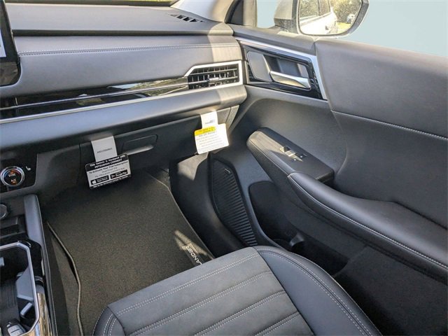 New 2025 Mitsubishi Outlander SE image 19