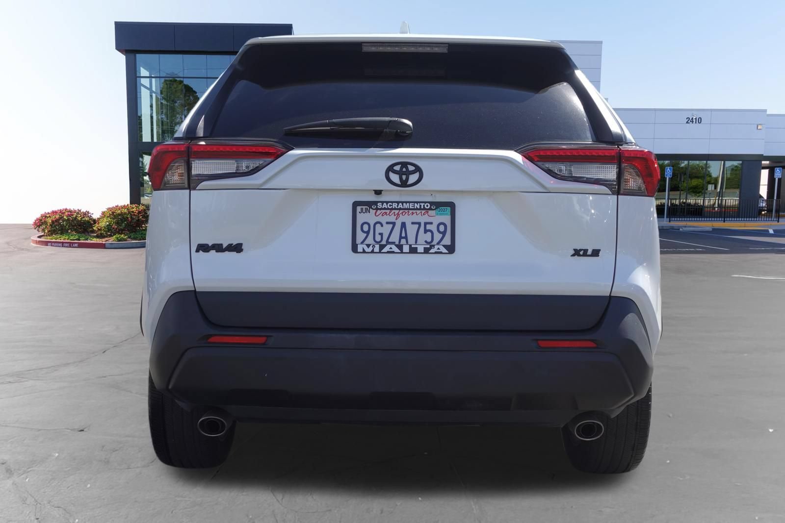 Used 2023 Toyota RAV4 XLE Premium FWD image 4