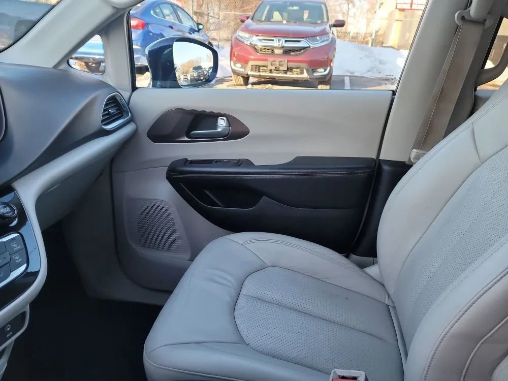 Used 2017 Chrysler Pacifica Touring-L Plus image 18