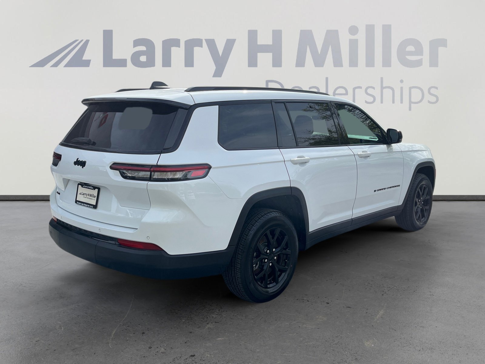 Used 2025 Jeep Grand Cherokee L Laredo image 5
