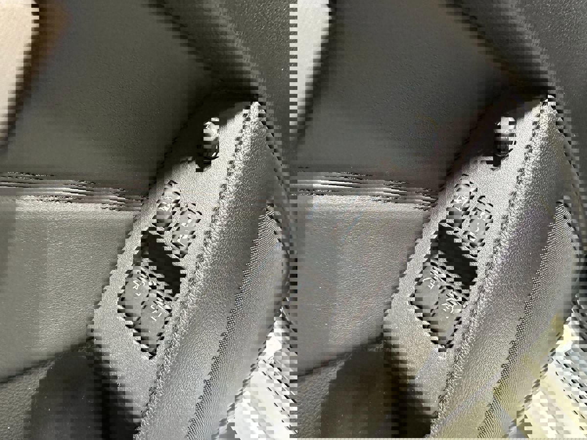 Used 2011 INFINITI G37 Sport image 19