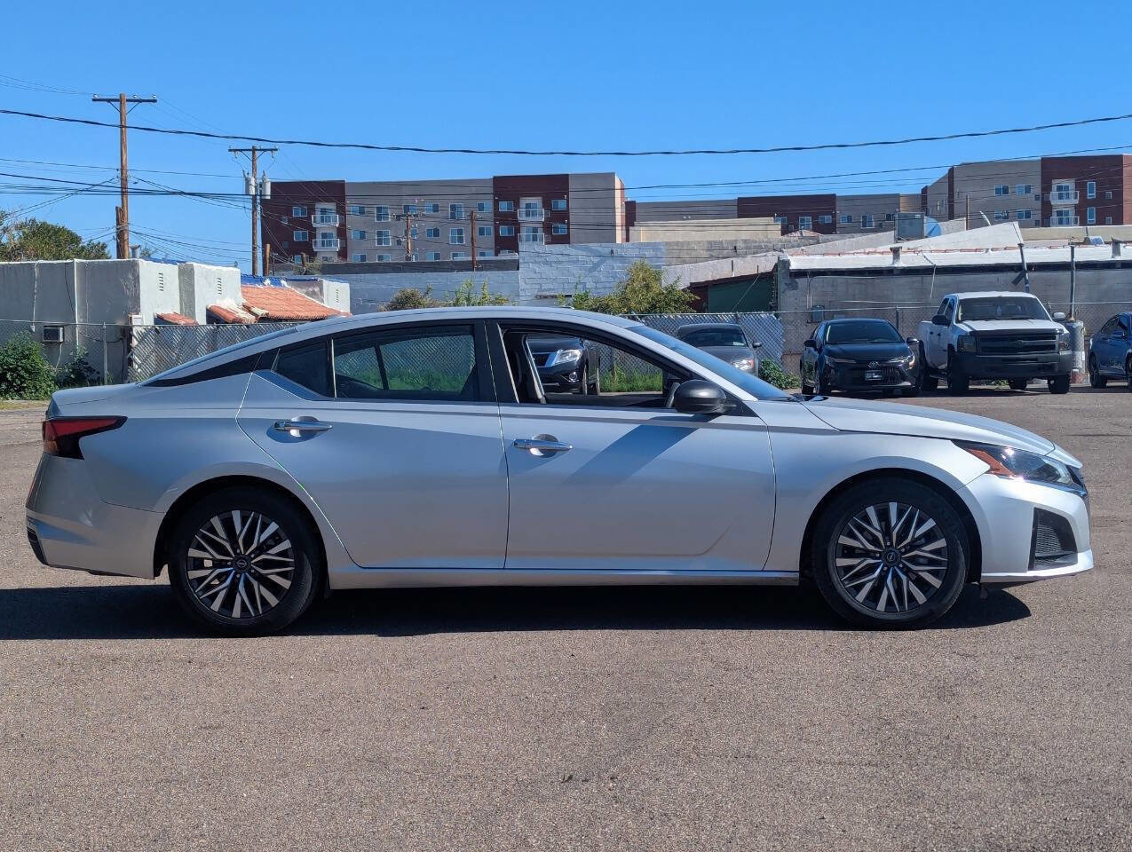 Used 2024 Nissan Altima 2.5 SV image 2