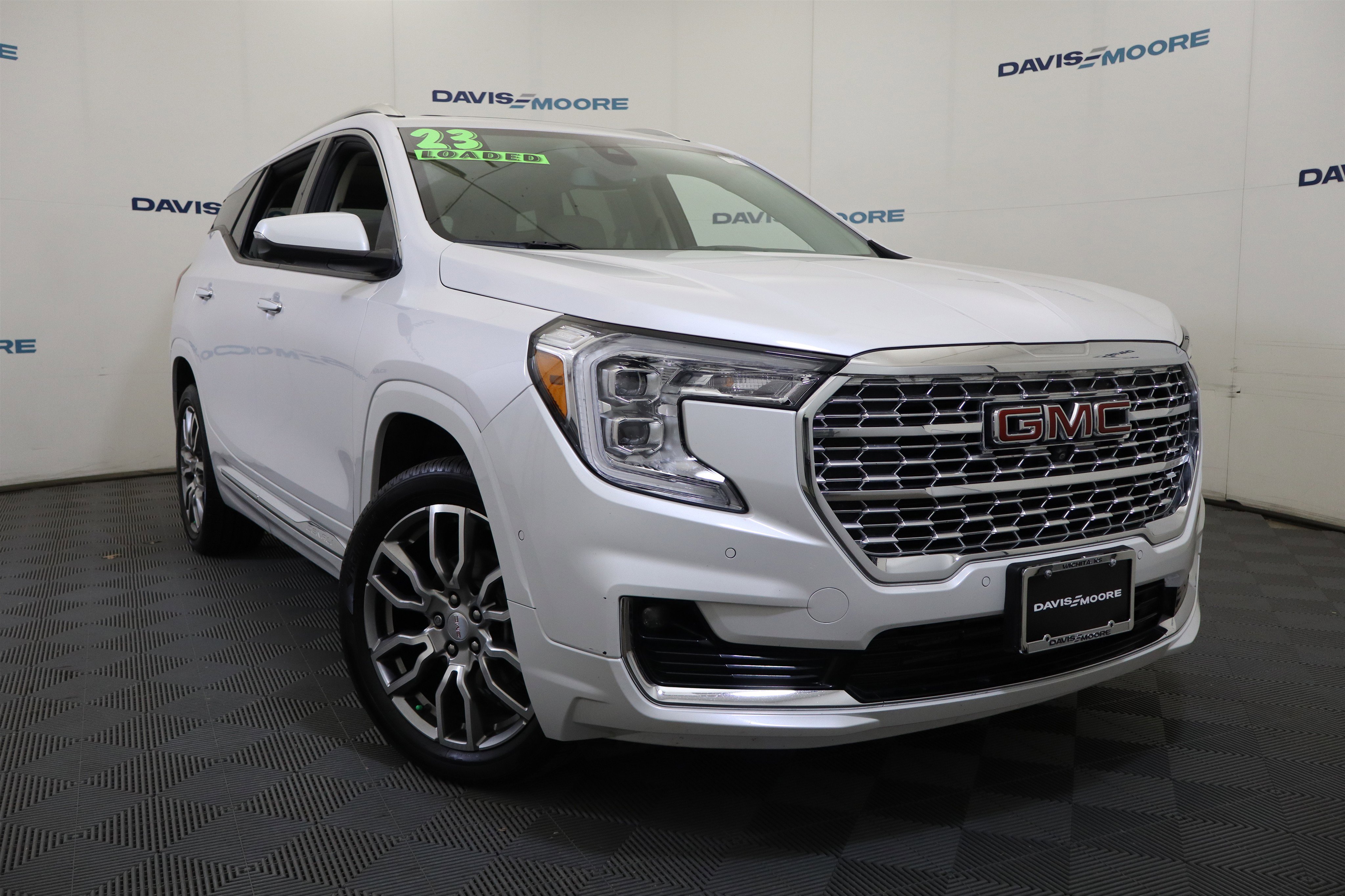 Used 2023 GMC Terrain Denali w/ Denali Premium Package image 2