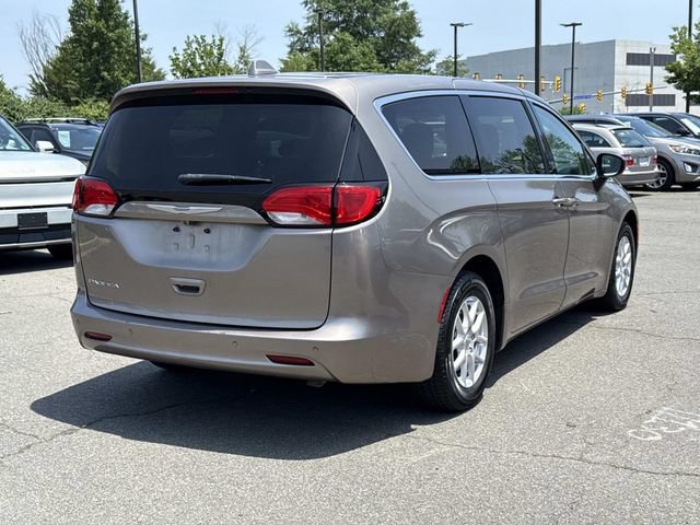 Used 2017 Chrysler Pacifica Touring FWD image 2
