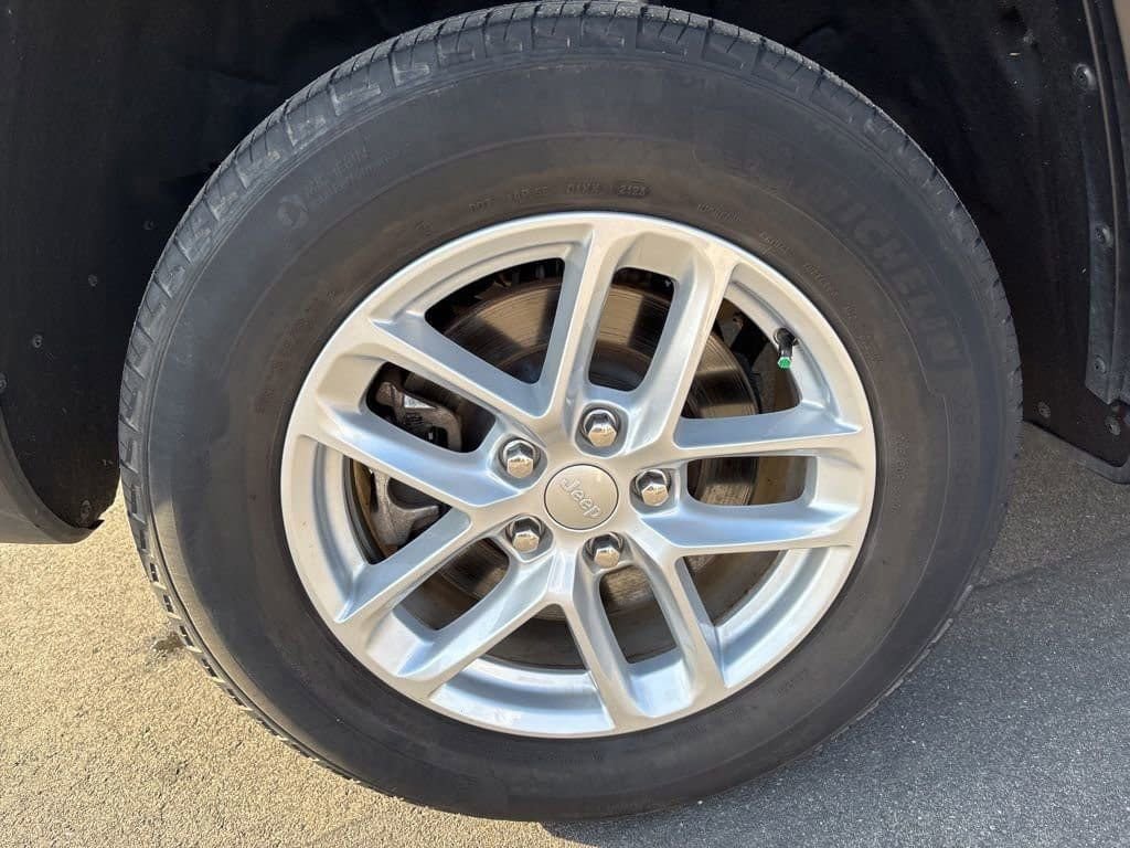 Used 2023 Jeep Grand Cherokee L Laredo image 13