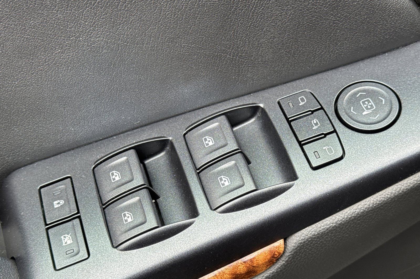 Used 2015 Chevrolet Suburban LTZ image 11