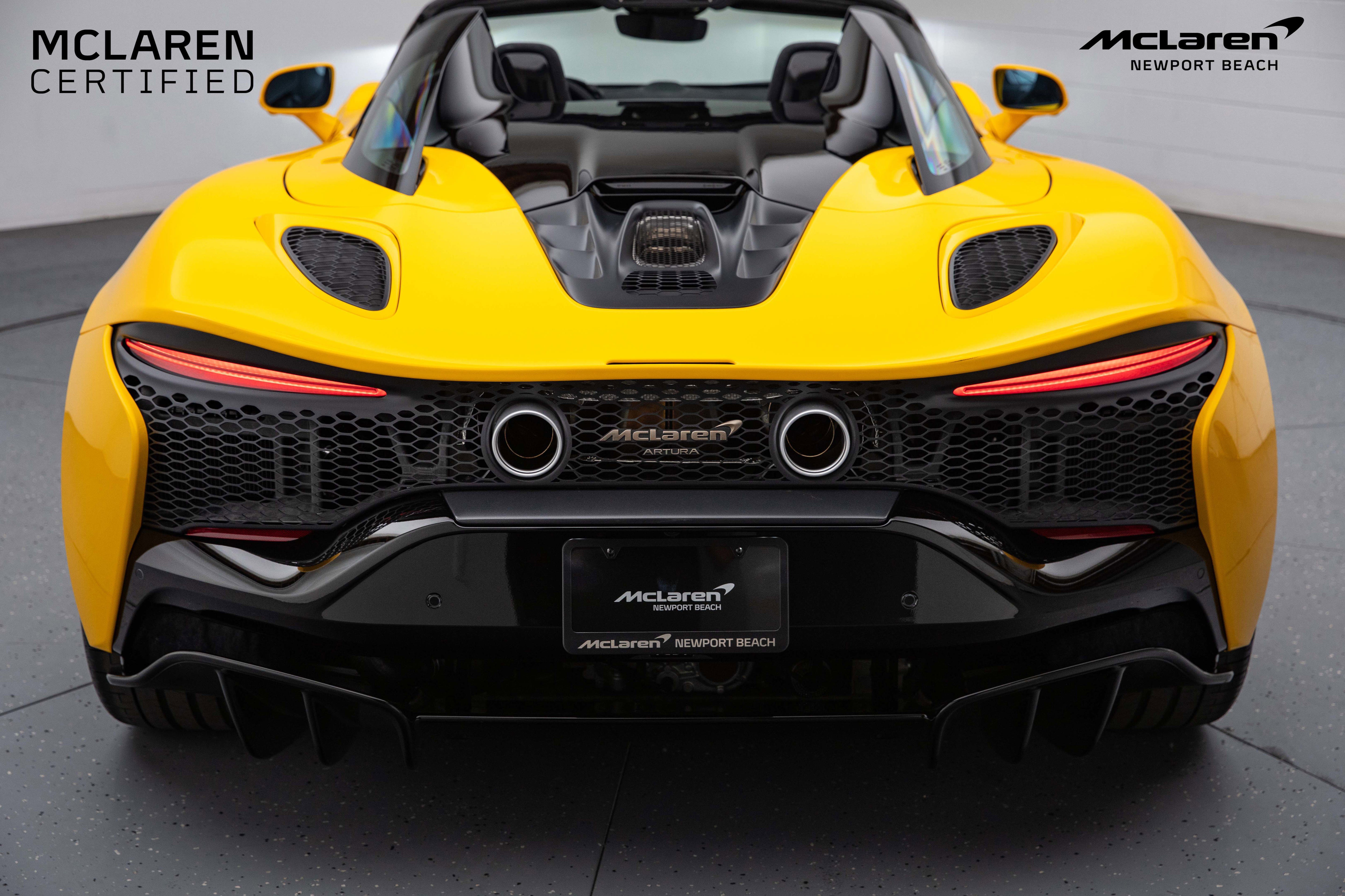 Used 2025 McLaren Artura Spider image 15