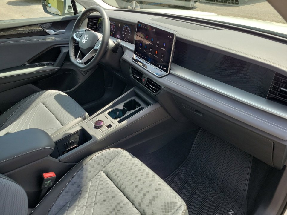 Certified 2025 Volkswagen Tiguan SE w/ Panoramic Sunroof Package image 32