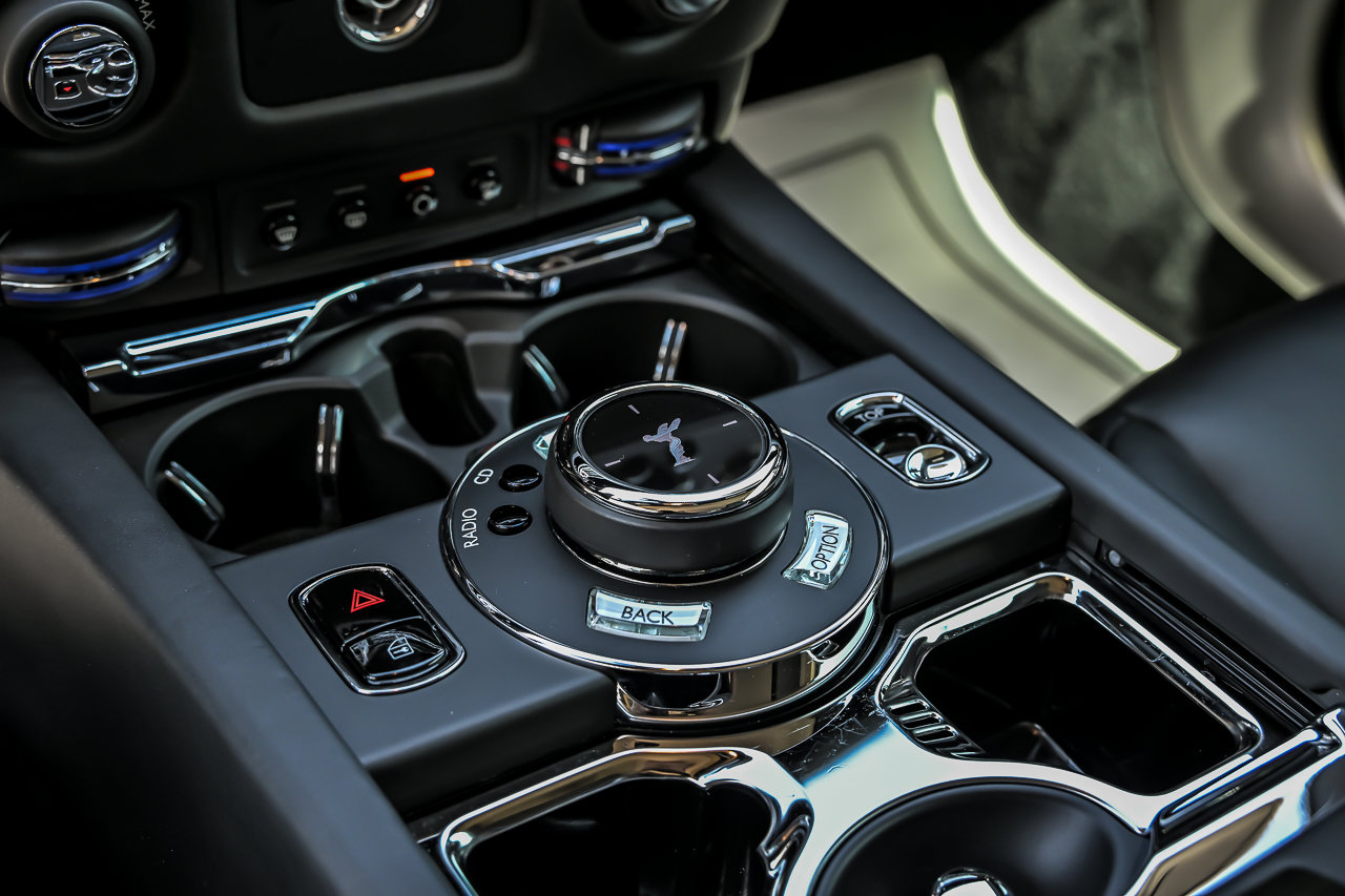 Used 2016 Rolls-Royce Dawn RWD image 40