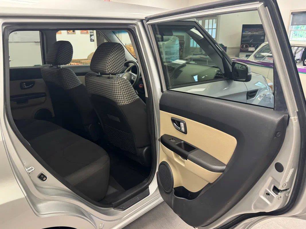 Used 2012 Kia Soul ! FWD image 24