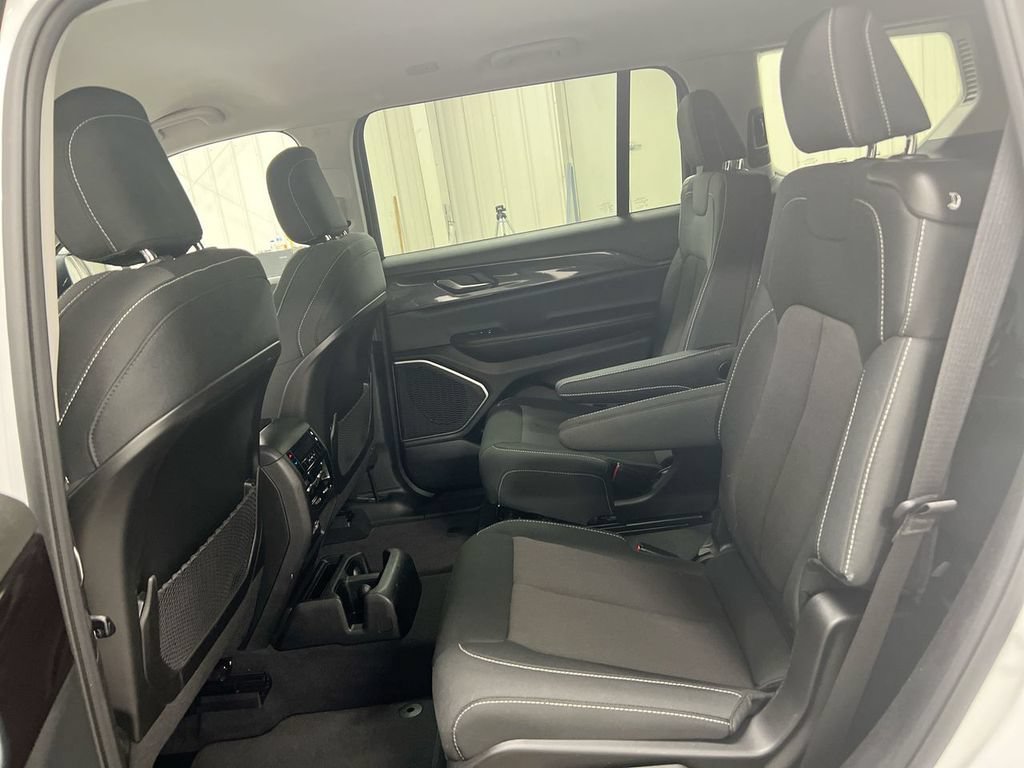 Used 2022 Jeep Grand Cherokee L Laredo w/ Luxury Tech Group I AWD/4WD image 22
