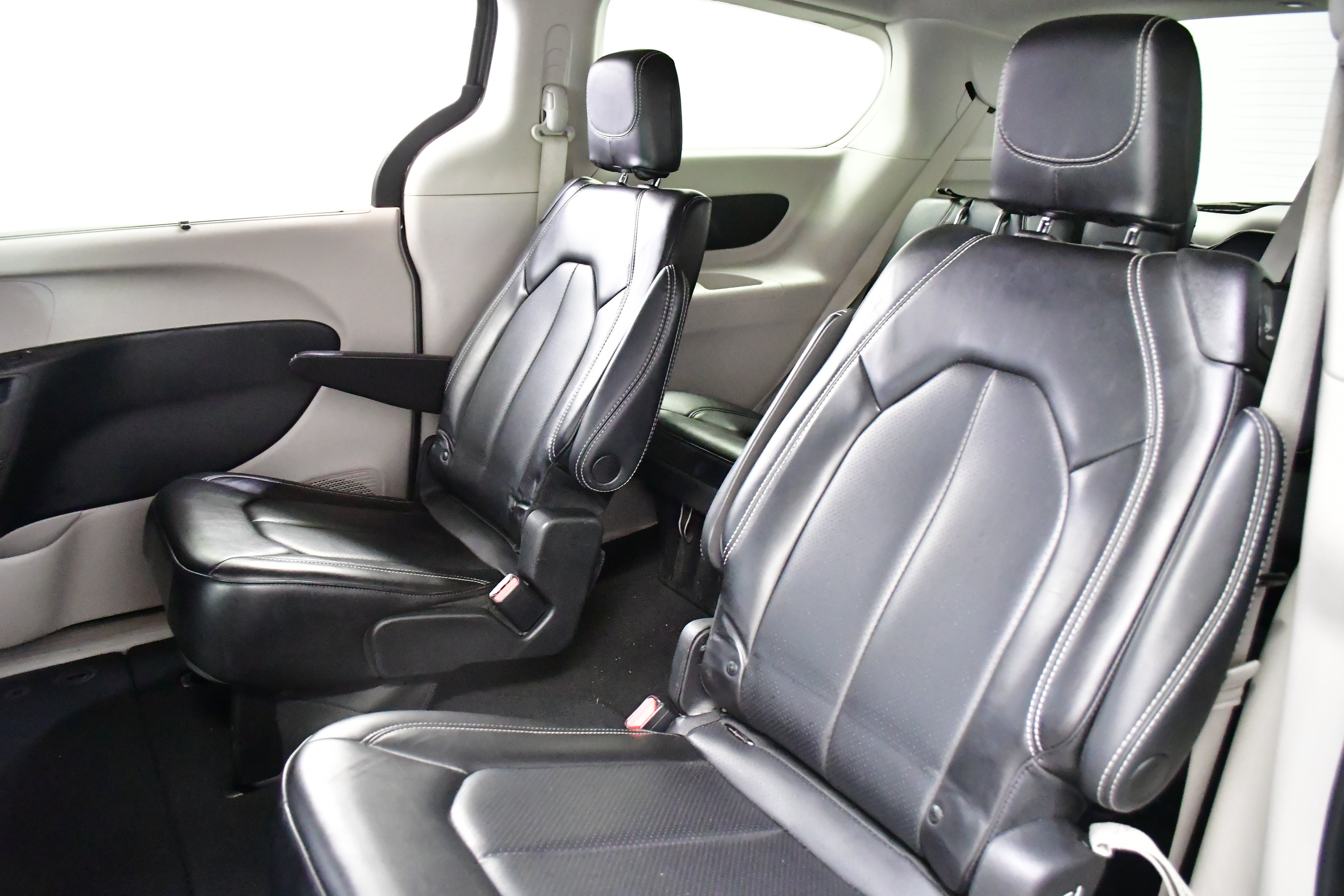 Used 2023 Chrysler Pacifica Touring-L FWD image 10