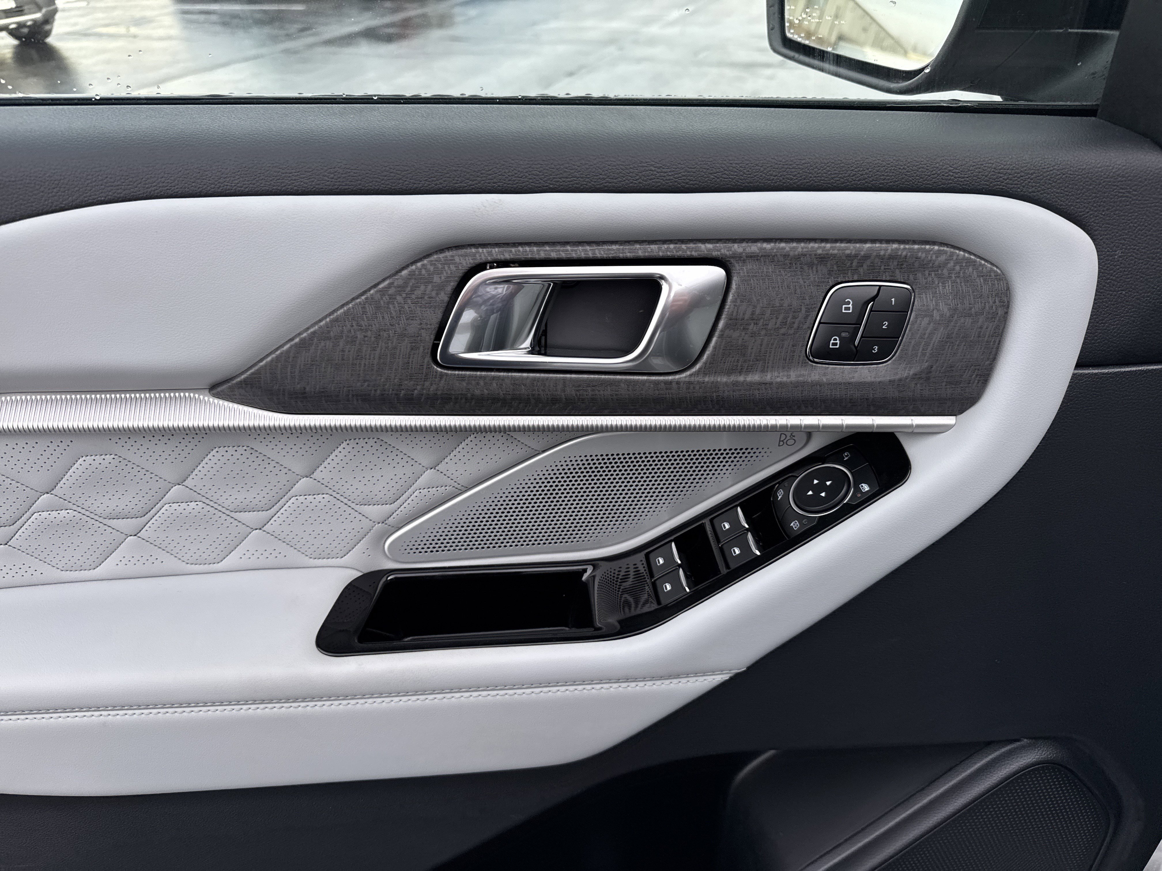 Used 2025 Ford Explorer Platinum w/ Ultimate Package image 17