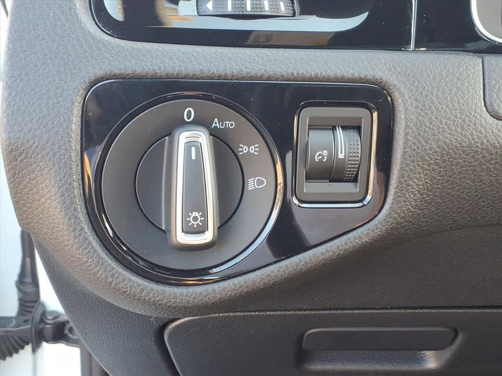 Used 2018 Volkswagen Golf R 4-Door image 19