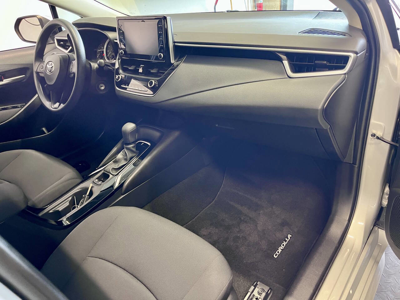 Used 2020 Toyota Corolla LE image 21
