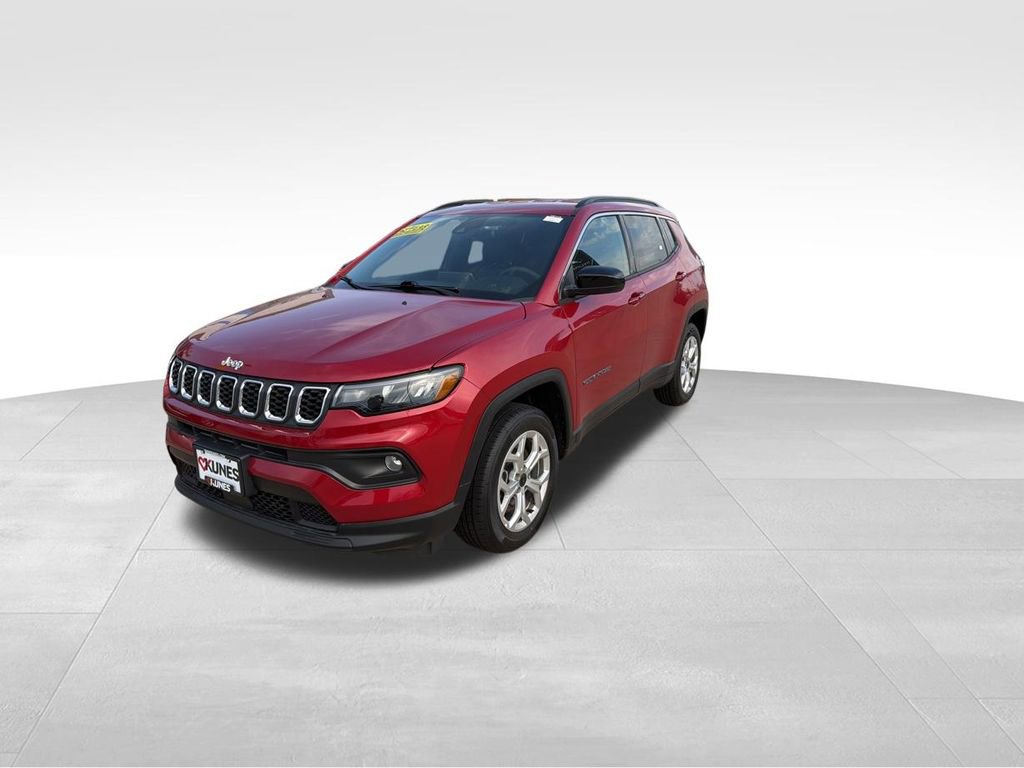 Used 2025 Jeep Compass Latitude AWD/4WD image 4