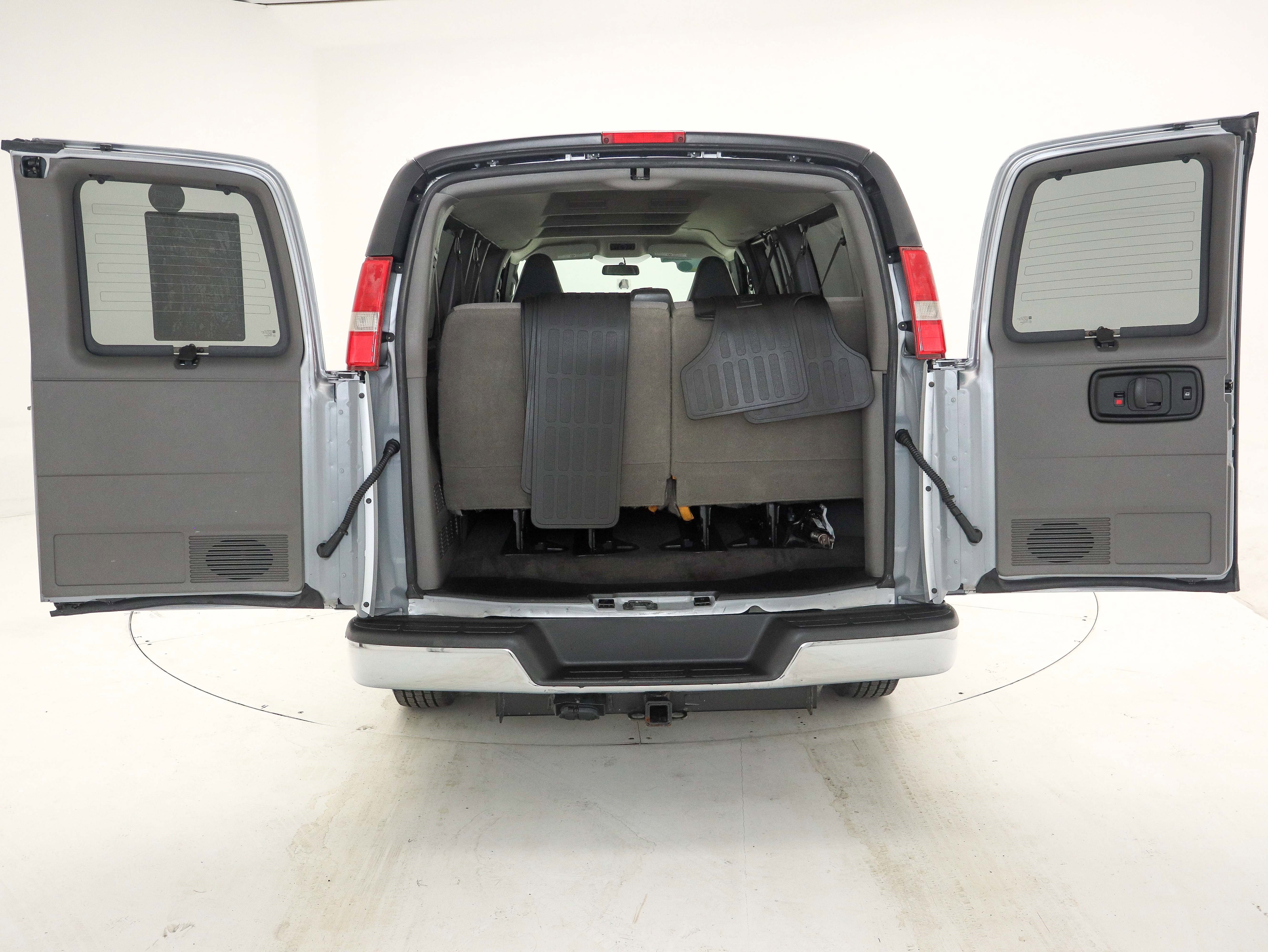 Used 2017 GMC Savana 3500 LT w/ LT Preferred Equipment Group image 10