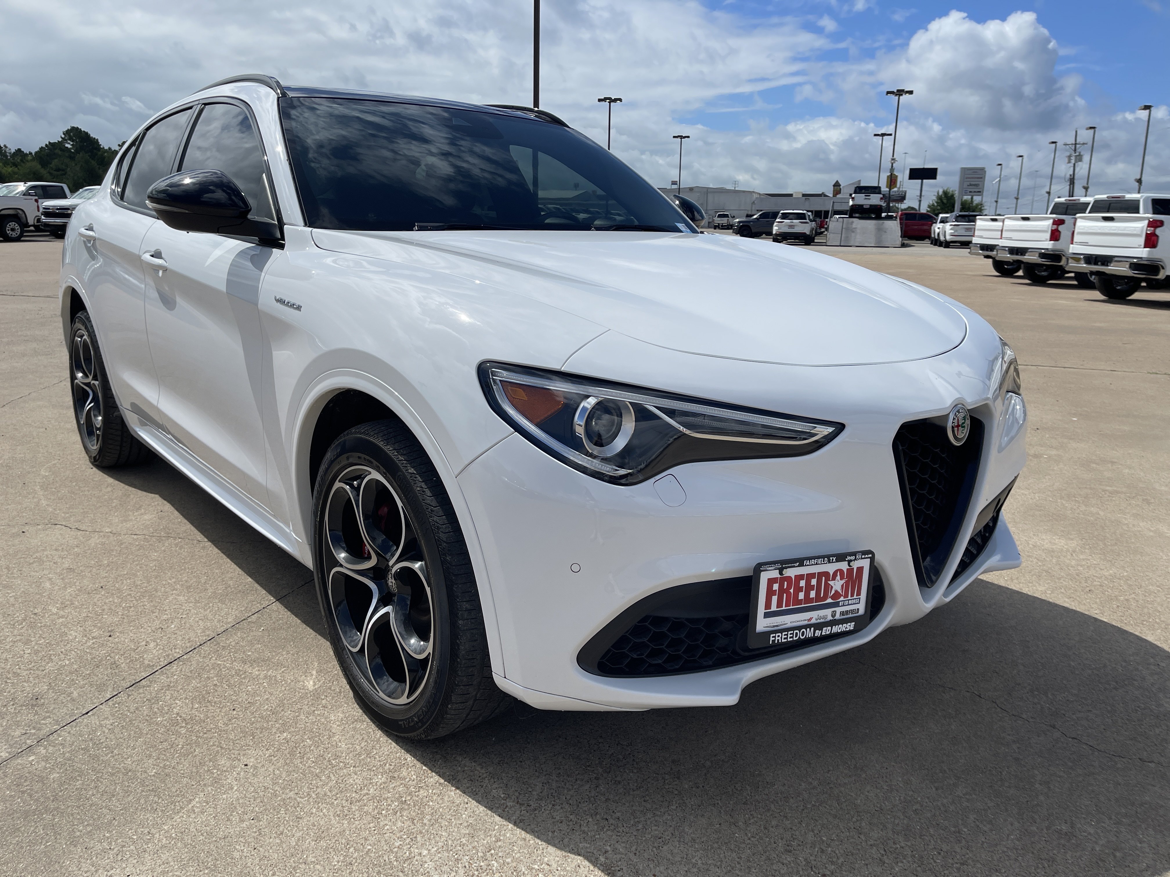 Used 2022 Alfa Romeo Stelvio Veloce AWD/4WD image 2