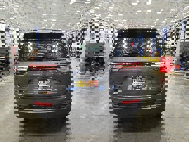 New 2025 Jeep Grand Cherokee Altitude image 4