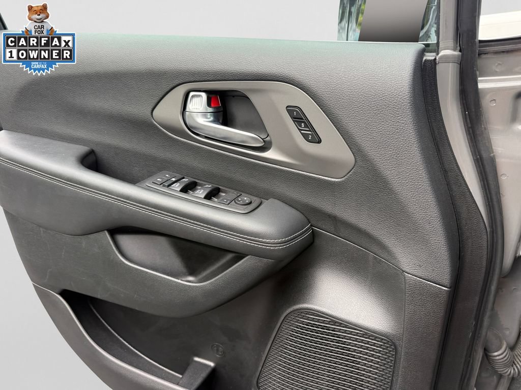 Certified 2025 Chrysler Pacifica Select FWD image 28