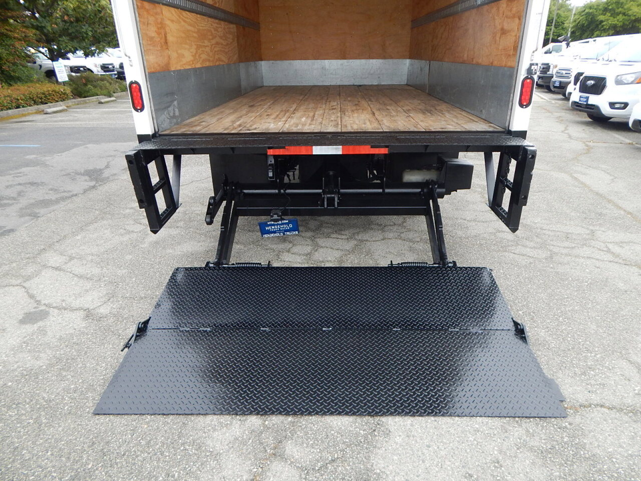 Used 2018 Isuzu NPR image 4