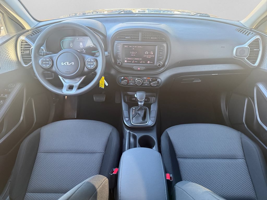 Used 2025 Kia Soul LX w/ LX Technology Package FWD image 23