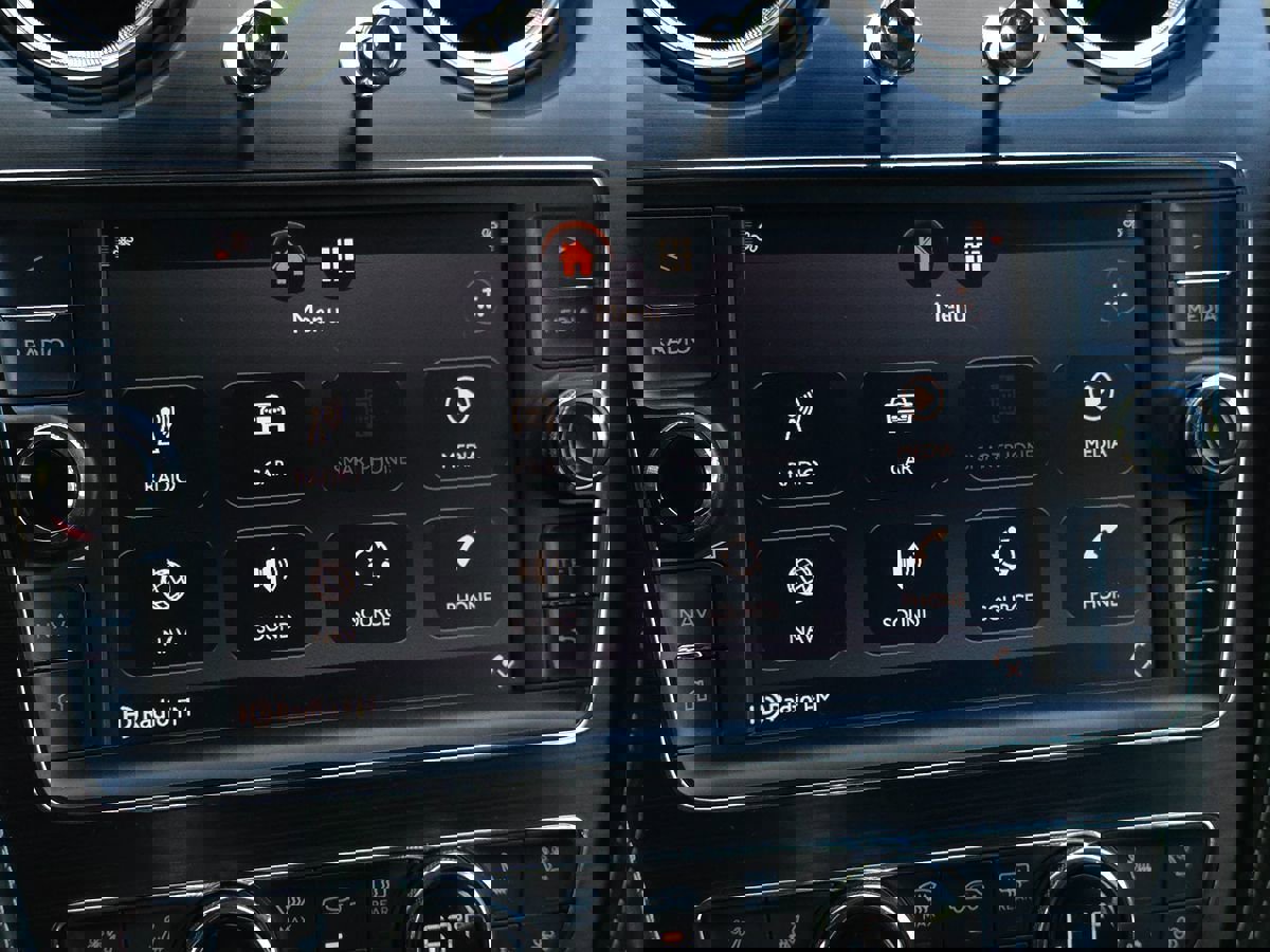 Used 2020 Bentley Bentayga Plug-In Hybrid image 43