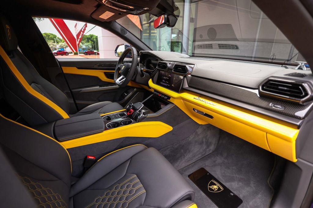 Used 2025 Lamborghini Urus SE AWD/4WD image 60