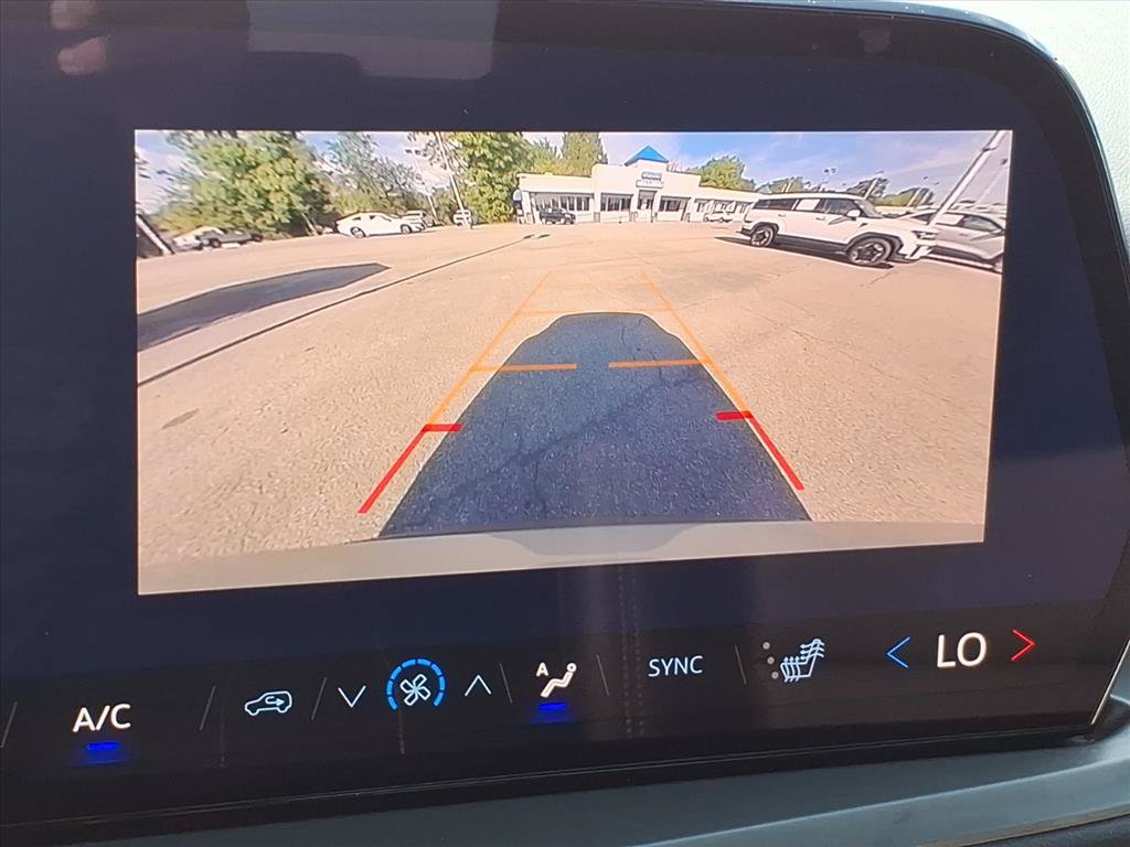 Used 2025 Chevrolet Traverse LT FWD image 30