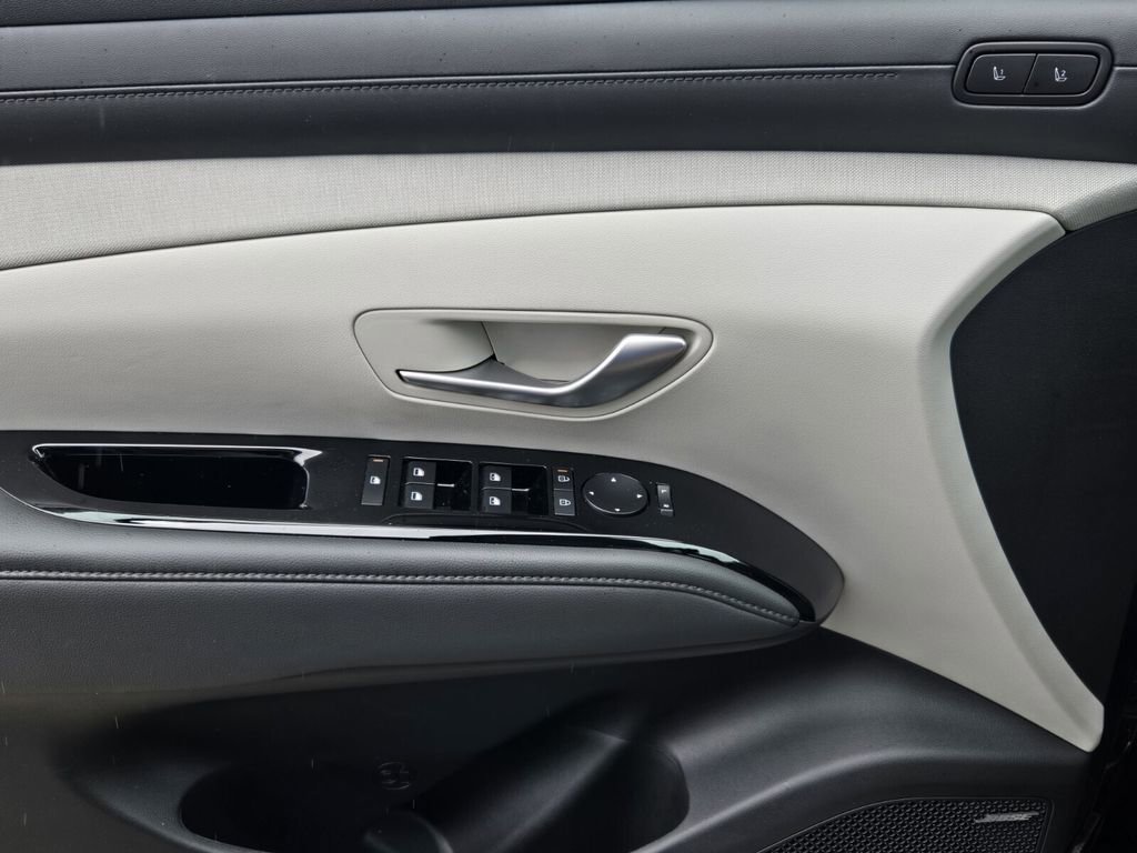 Certified 2025 Hyundai Tucson Limited FWD image 30