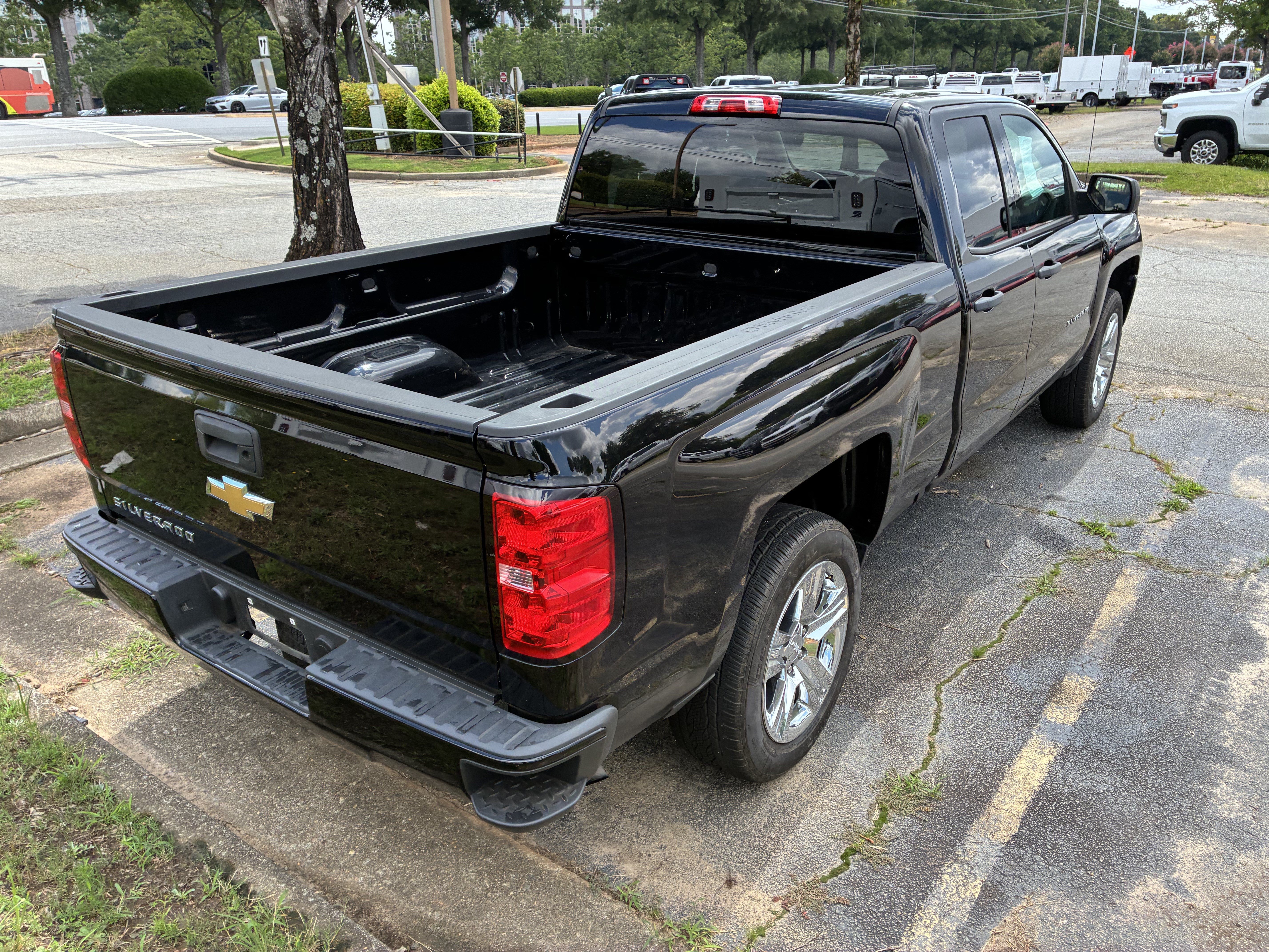 Used 2016 Chevrolet Silverado 1500 Custom w/ Custom Convenience Package RWD image 8