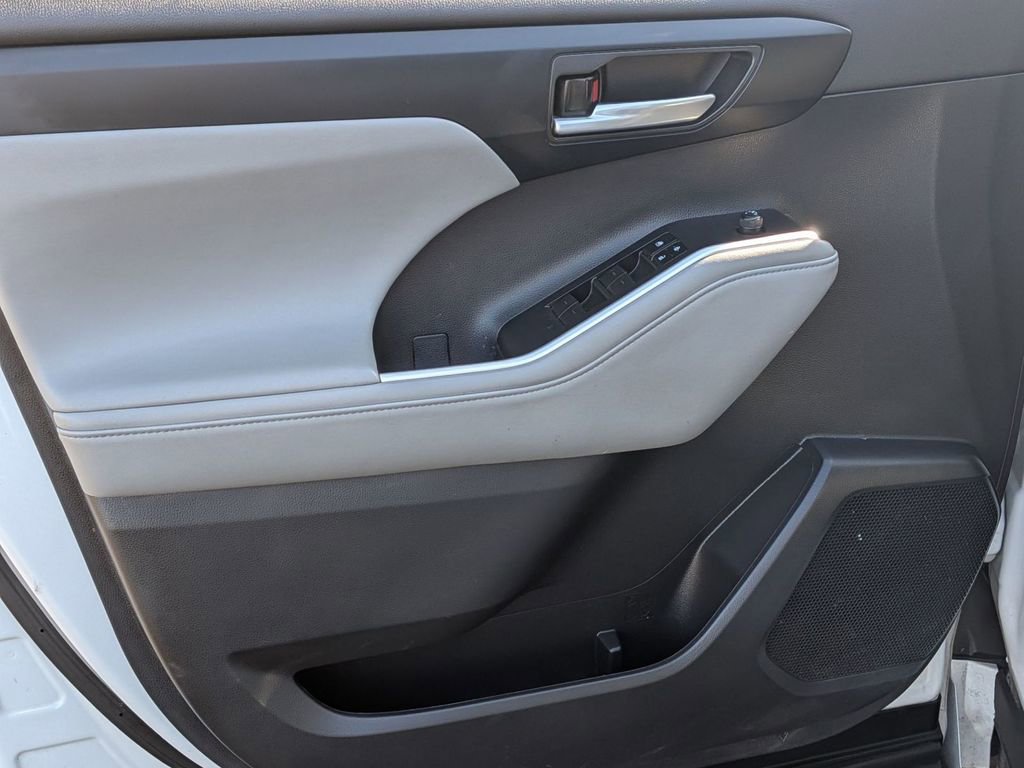 Used 2022 Toyota Highlander XLE AWD/4WD image 13