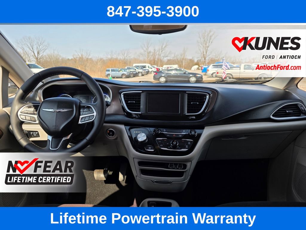 Used 2022 Chrysler Voyager LX image 31