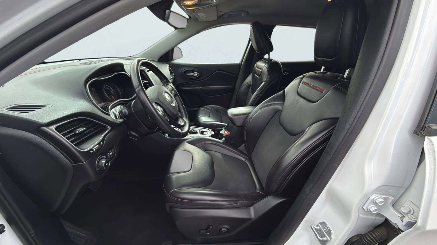 Used 2019 Jeep Cherokee Trailhawk image 14