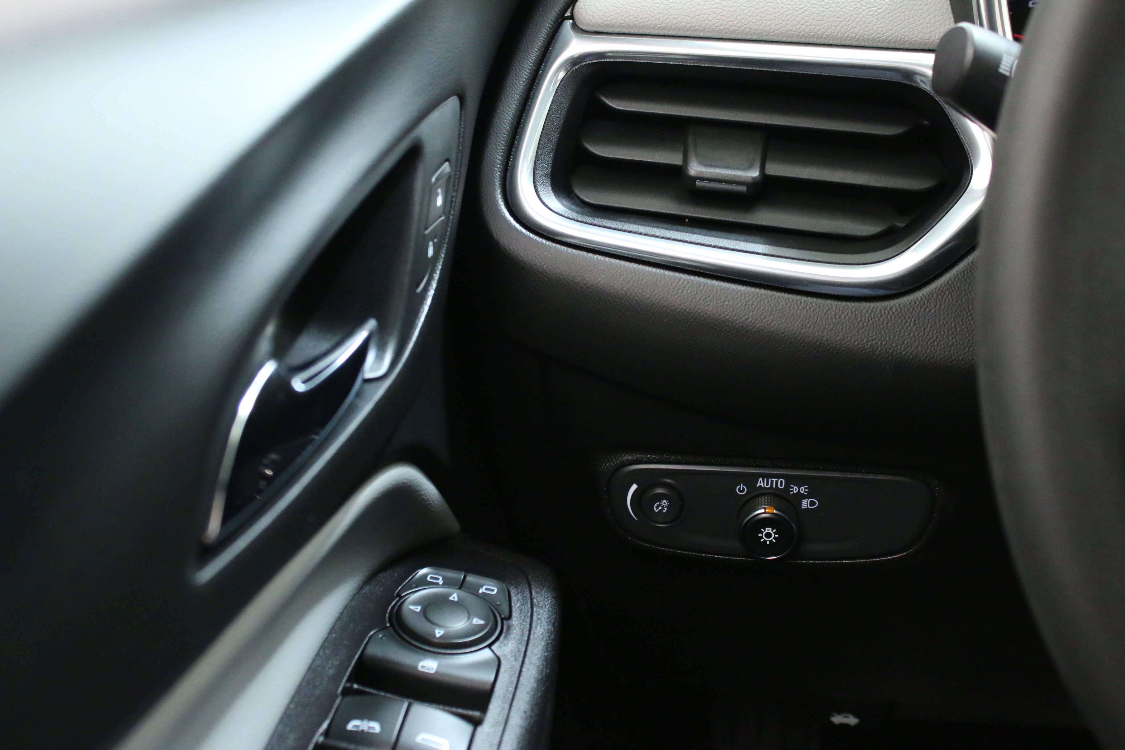 Used 2018 Chevrolet Equinox LS FWD image 17