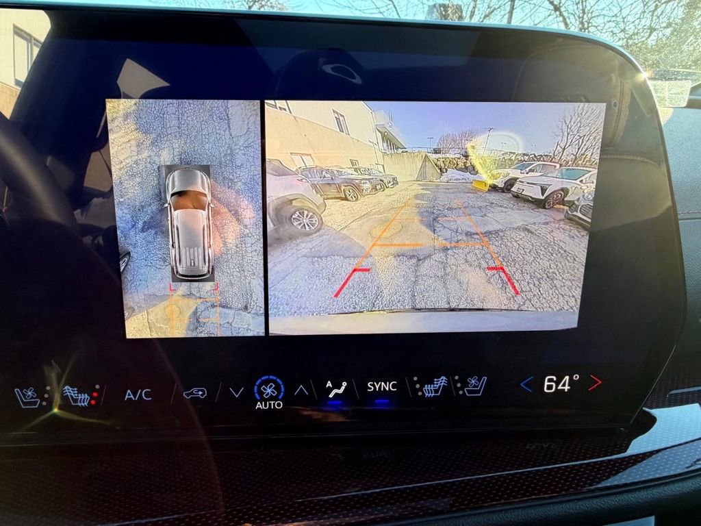 Used 2025 Chevrolet Traverse RS image 27