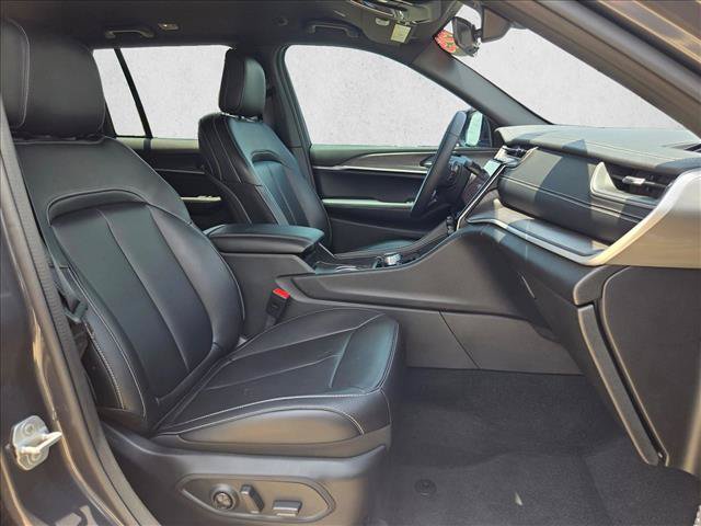Used 2025 Jeep Grand Cherokee Limited RWD image 21